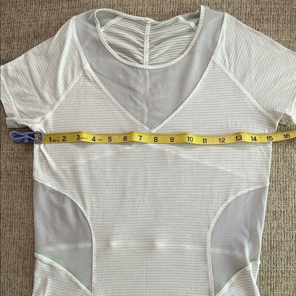 Lululemon Athletica Mesh With Me short sleeve T - Picture 8 of 8